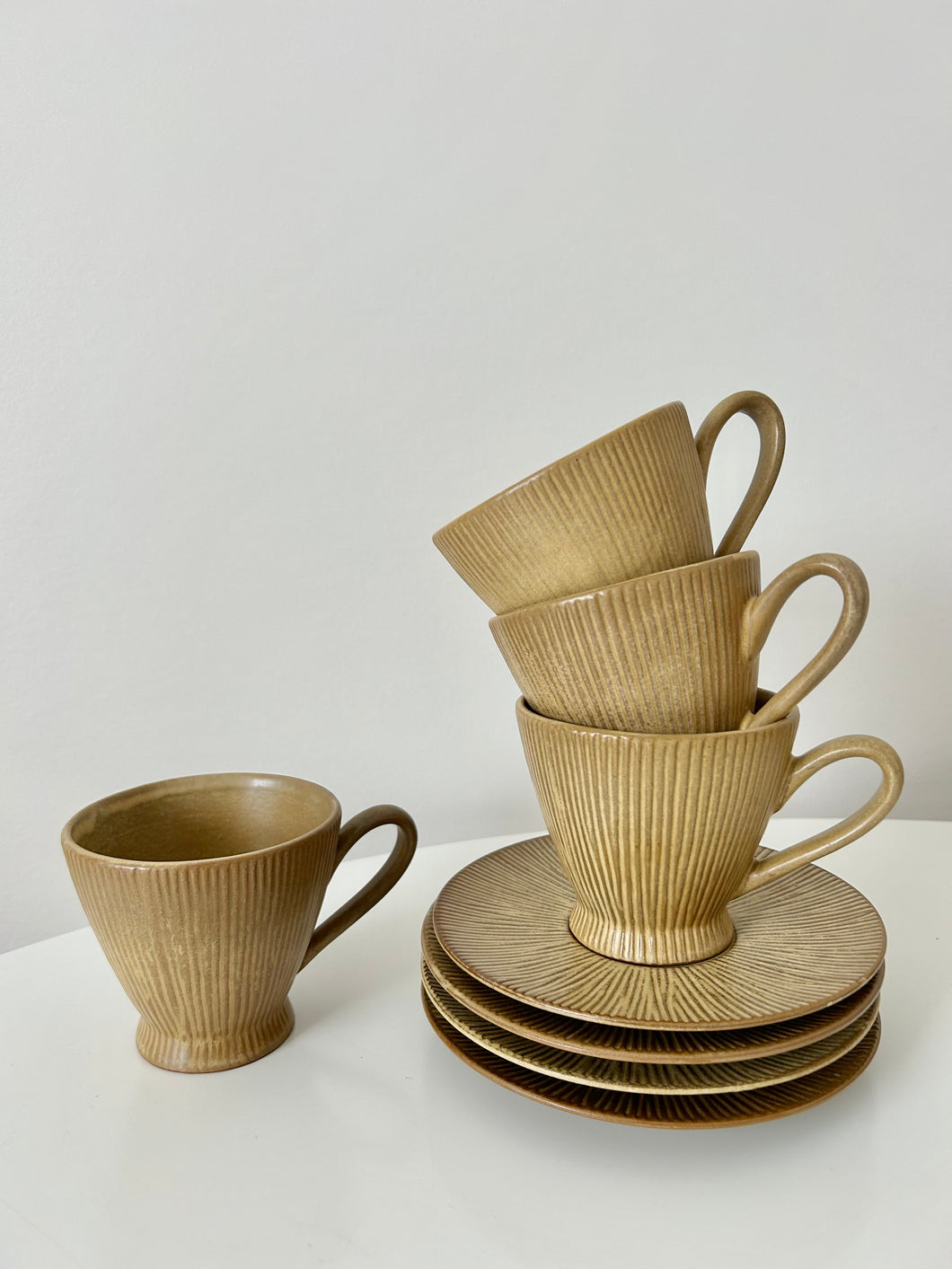 Set of 4 tea cups